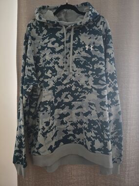 Under Armour Men’s Grey & Teal Rival Fleece Camo Hoodie